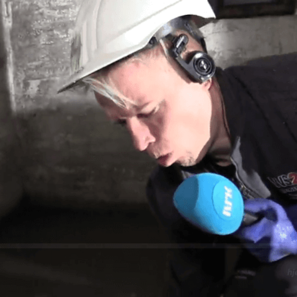 NRK-reporter Christer Johngaard i kloakken